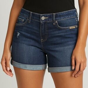 Jennifer Lรณpez
Outfitters Dark Blue Jean Shorts